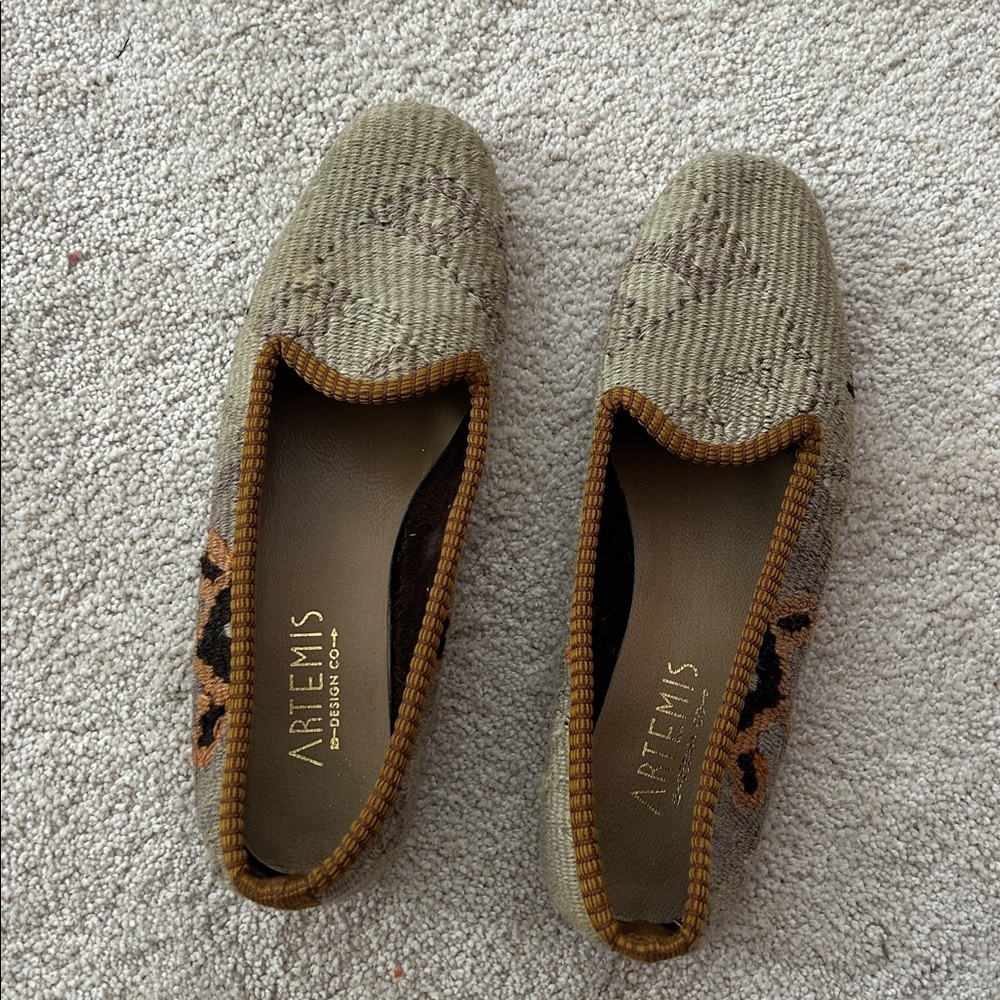 Artemis Design Co. Beige & Brown Embroidered Flats